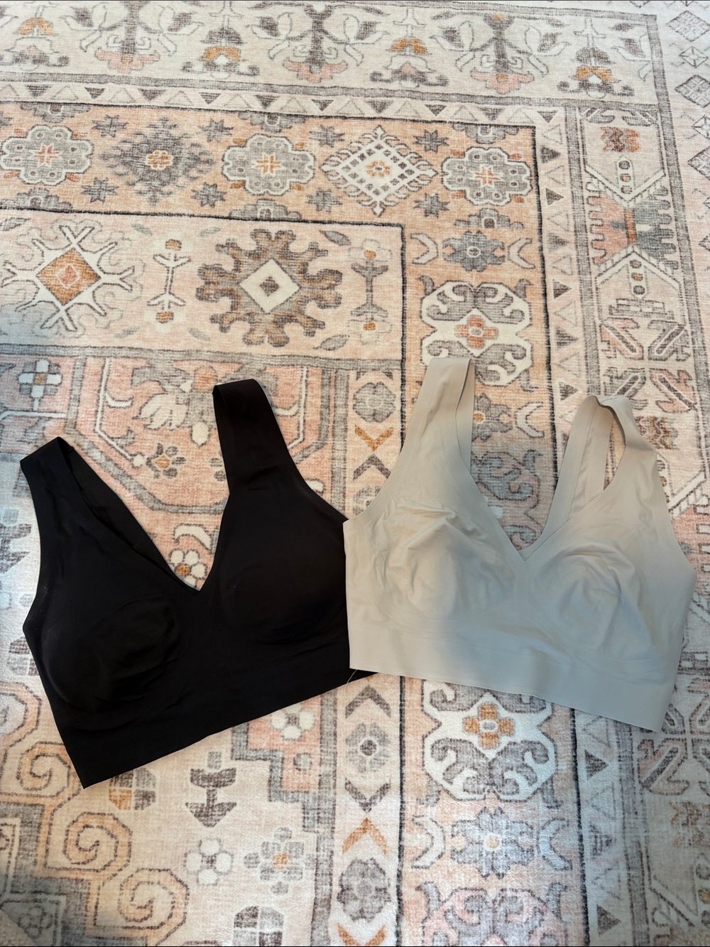 Seamless Wireless Bralette - Black & Light Taupe
